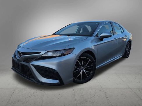 Used 2021 Toyota Camry SE image 1