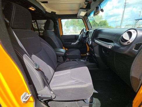 Used 2013 Jeep Wrangler Unlimited Rubicon w/ Connectivity Group AWD/4WD image 15