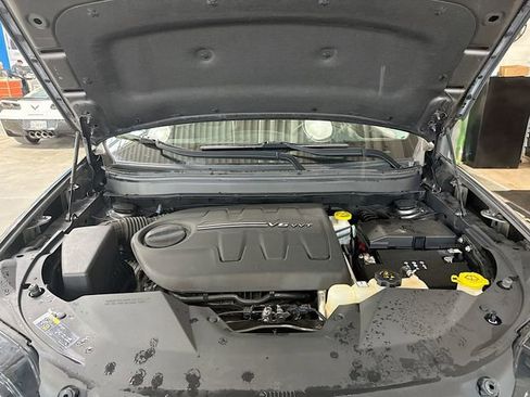 Used 2019 Jeep Cherokee Latitude Plus w/ Comfort/Convenience Group image 30