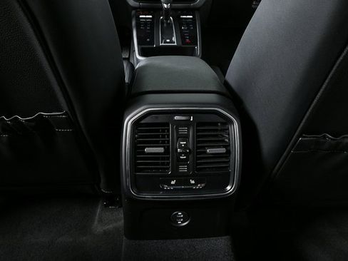 Certified 2025 Porsche Macan AWD image 20