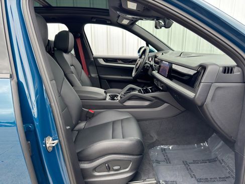 Used 2024 Porsche Cayenne w/ Premium Package image 16