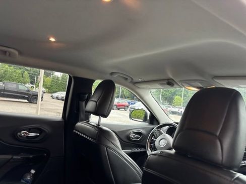 Used 2019 Jeep Cherokee Latitude Plus AWD/4WD image 7