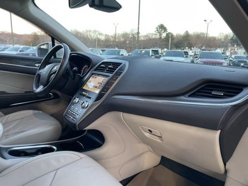 Used 2019 Lincoln MKC Reserve image 28