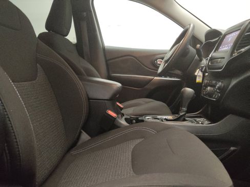 Used 2021 Jeep Cherokee Latitude FWD image 21