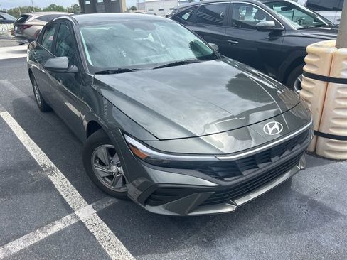 Used 2024 Hyundai Elantra SE image 4