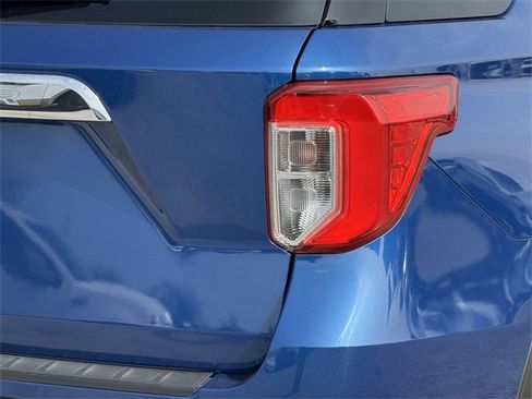 Used 2021 Ford Explorer XLT w/ Equipment Group 202A image 6