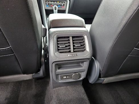 Used 2024 Volkswagen Tiguan SE image 9