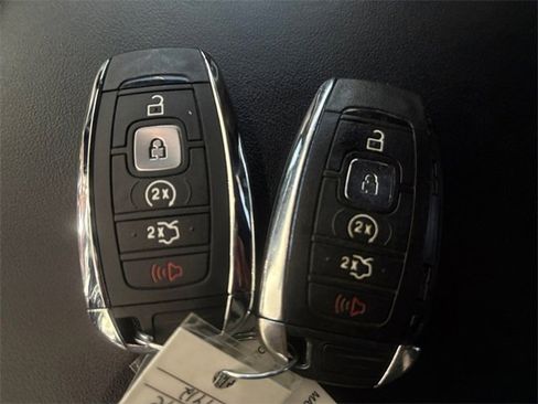 Used 2017 Lincoln Continental Reserve w/ Luxury Package image 23