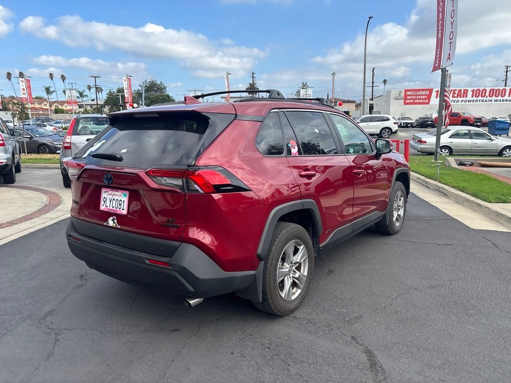 Used 2024 Toyota RAV4 LE AWD/4WD image 4