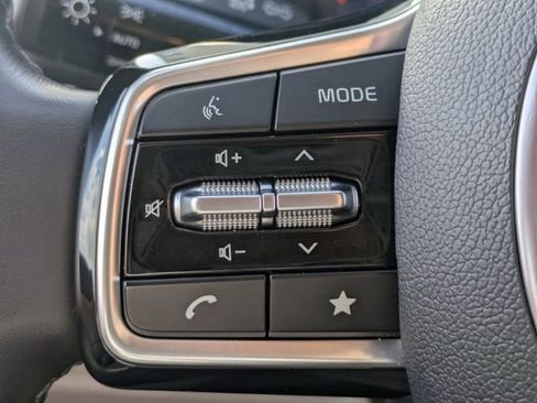 Used 2024 Kia Carnival LX image 21