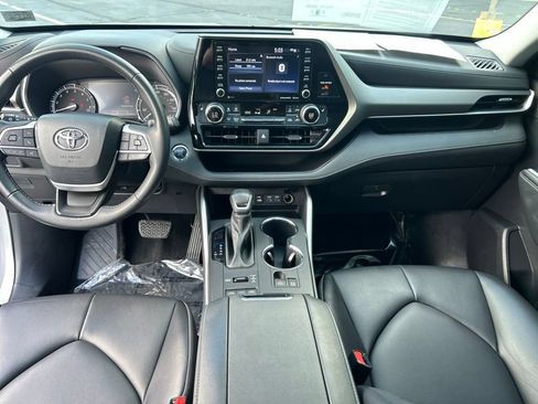 Used 2022 Toyota Highlander XLE AWD/4WD image 12
