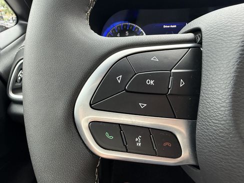 Used 2025 Chrysler Pacifica Select FWD image 37