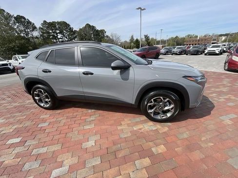Used 2025 Chevrolet Trax LT w/ Driver Confidence Package image 37