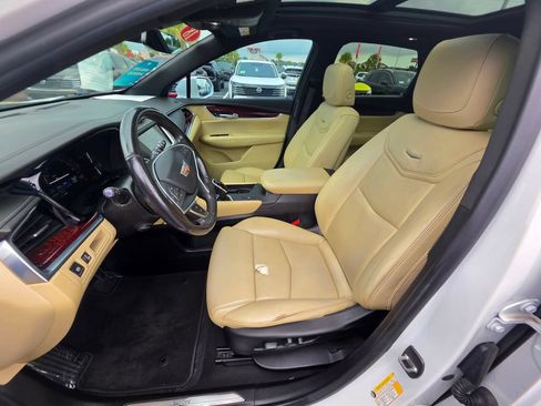 Used 2018 Cadillac XT5 Luxury w/ Driver Awareness Package FWD image 18