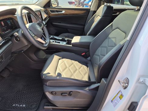 Used 2024 Volkswagen Atlas SE w/ Panoramic Sunroof Package FWD image 15