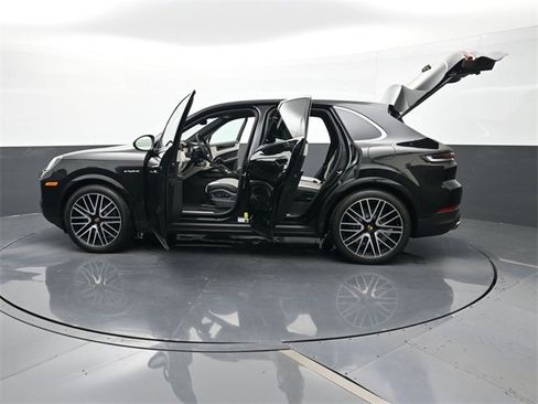 New 2025 Porsche Cayenne E-Hybrid image 30