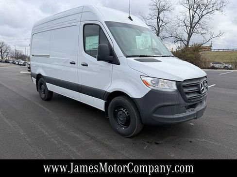 Used 2025 Mercedes-Benz Sprinter 2500 image 3