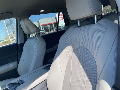 Used 2024 Toyota Grand Highlander Limited image 10