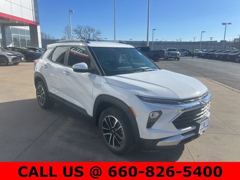 Used 2025 Chevrolet TrailBlazer LT image 3