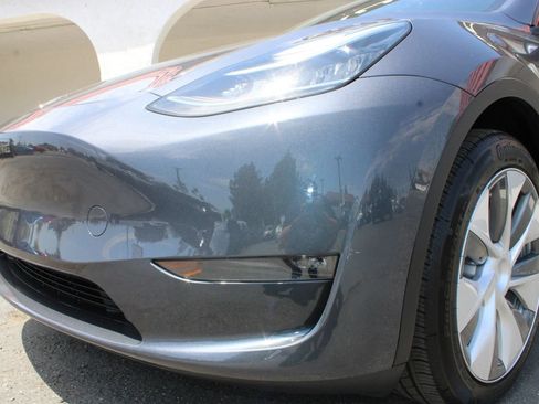 Used 2023 Tesla Model Y Long Range AWD/4WD image 5