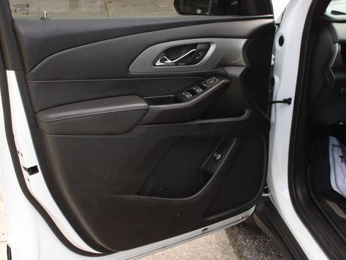 Used 2023 Chevrolet Traverse LT FWD image 11