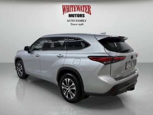 Used 2022 Toyota Highlander XLE AWD/4WD image 2