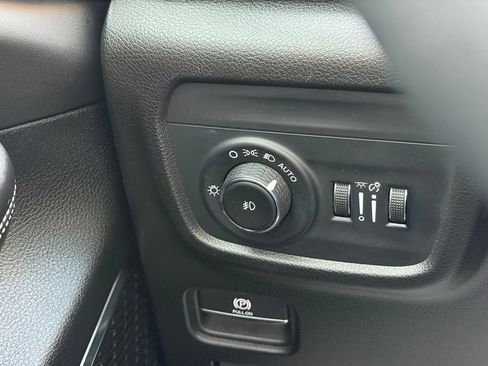 Used 2023 Jeep Grand Cherokee Overland AWD/4WD image 19