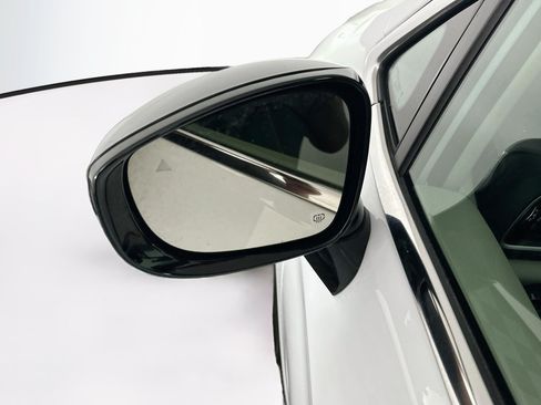 Used 2024 Chrysler Pacifica Touring-L FWD image 16