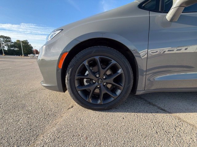 Used 2022 Chrysler Pacifica Touring-L w/ Uconnect Theater Family Group FWD image 7