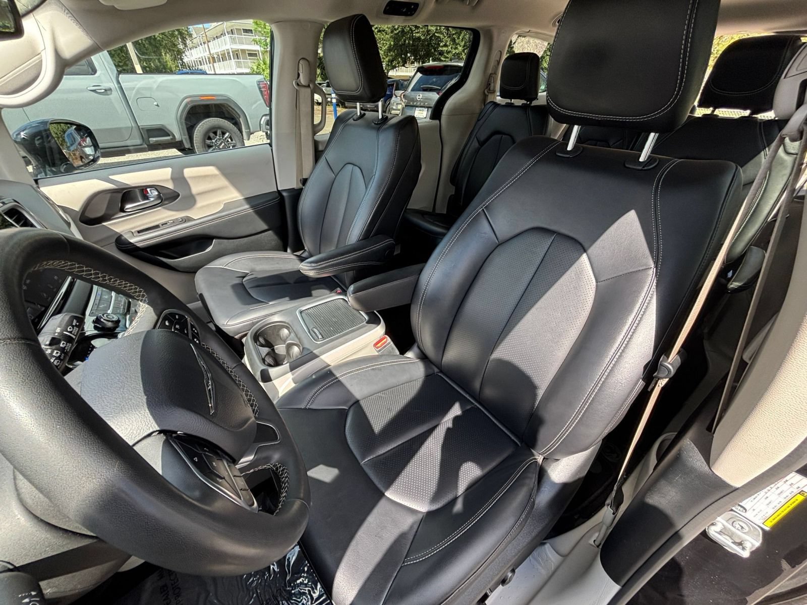 Used 2024 Chrysler Pacifica Touring-L FWD image 38