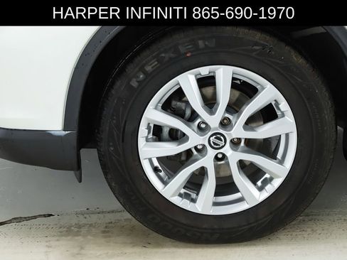 Used 2017 Nissan Rogue SV AWD/4WD image 5