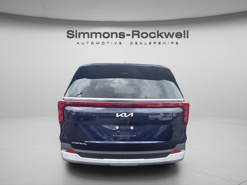Used 2025 Kia Carnival FWD image 3