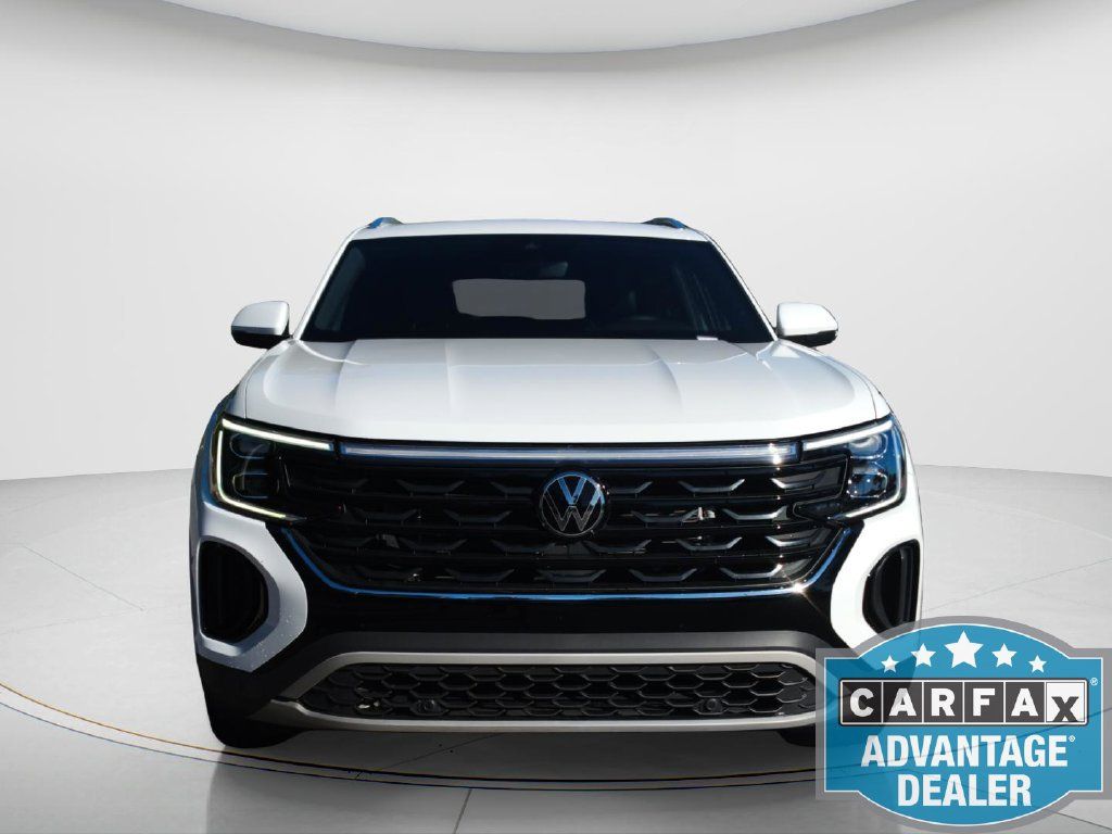 Used 2024 Volkswagen Atlas Cross Sport SE w/ Panoramic Sunroof Package FWD image 2