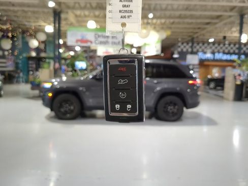 Used 2024 Jeep Grand Cherokee Altitude AWD/4WD image 4
