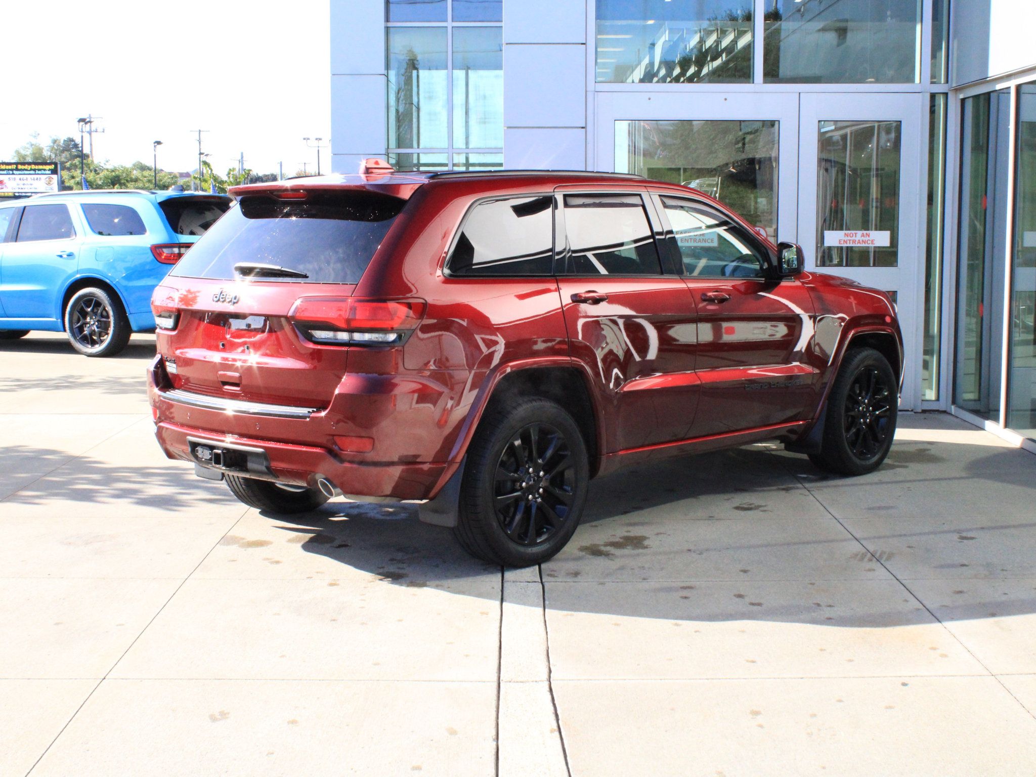 Used 2018 Jeep Grand Cherokee Altitude AWD/4WD image 6