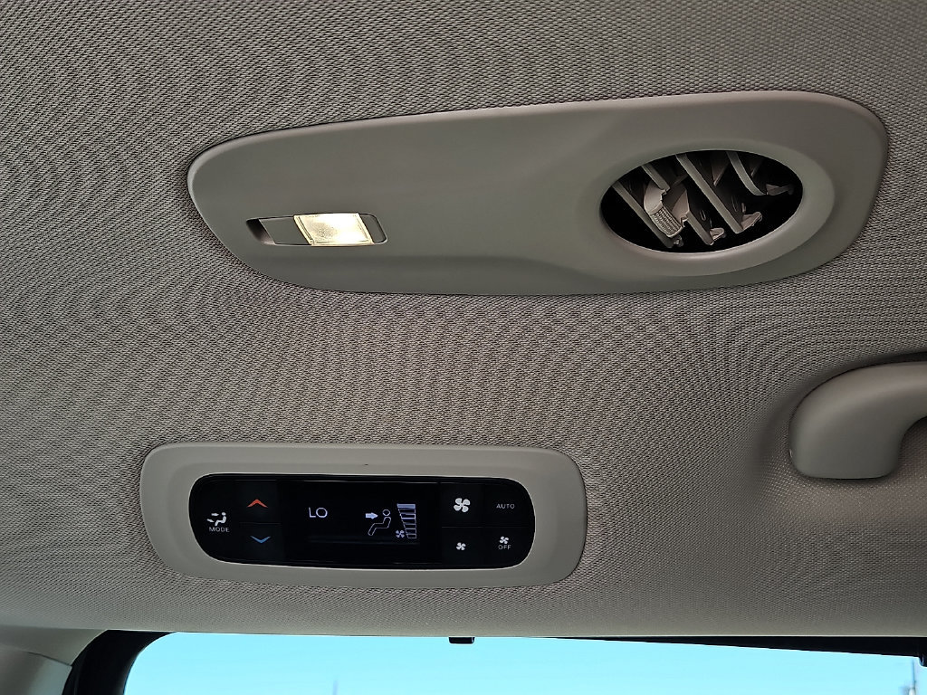 Used 2024 Chrysler Pacifica Touring-L FWD image 19