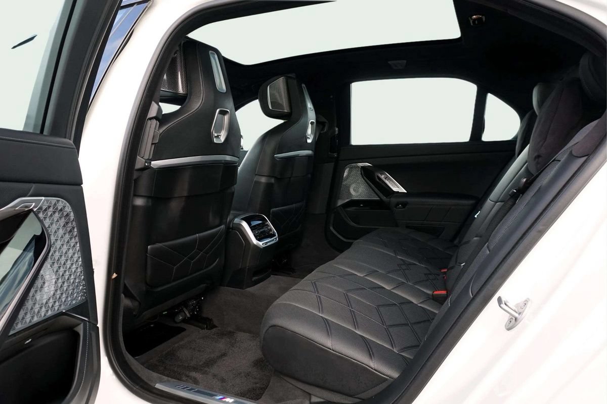 Used 2023 BMW i7 xDrive60 w/ Executive Package 2 AWD/4WD image 18