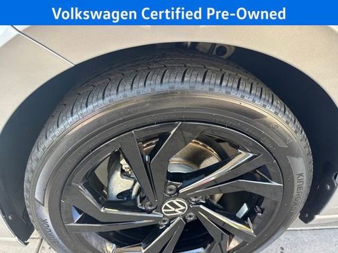 Certified 2025 Volkswagen Jetta SE w/ Sunroof Package image 32