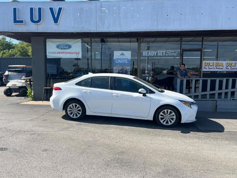 Used 2023 Toyota Corolla LE w/ LE Convenience Package FWD image 2