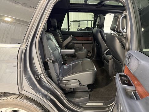 Used 2022 Lincoln Navigator 4WD image 14