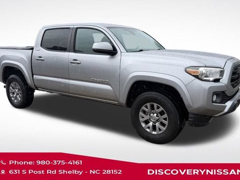Used 2018 Toyota Tacoma SR5 RWD image 2