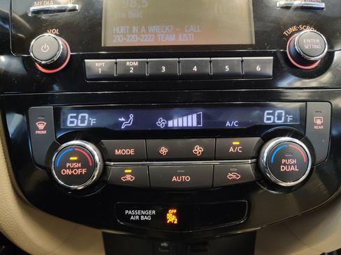 Used 2016 Nissan Rogue SV FWD image 17