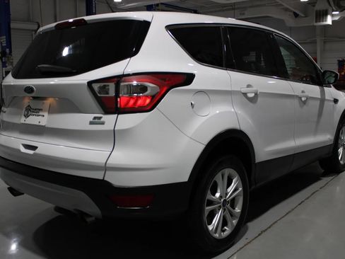 Used 2017 Ford Escape SE FWD image 2