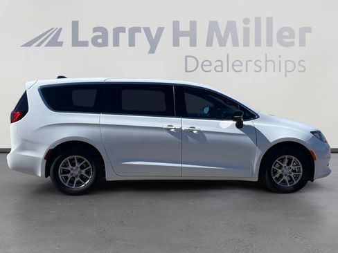 New 2026 Chrysler Voyager LX image 6