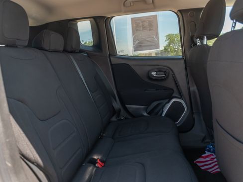 Used 2018 Jeep Renegade Latitude FWD image 19