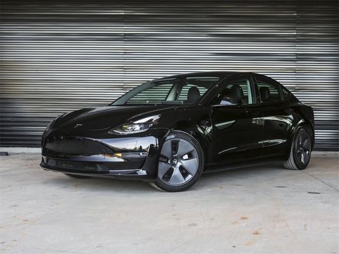 Used 2023 Tesla Model 3 Standard Range image 13
