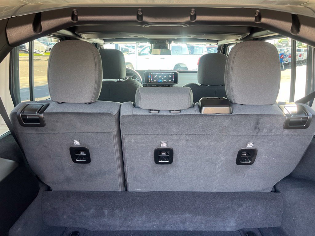 Used 2025 Jeep Wrangler Unlimited Sahara AWD/4WD image 34