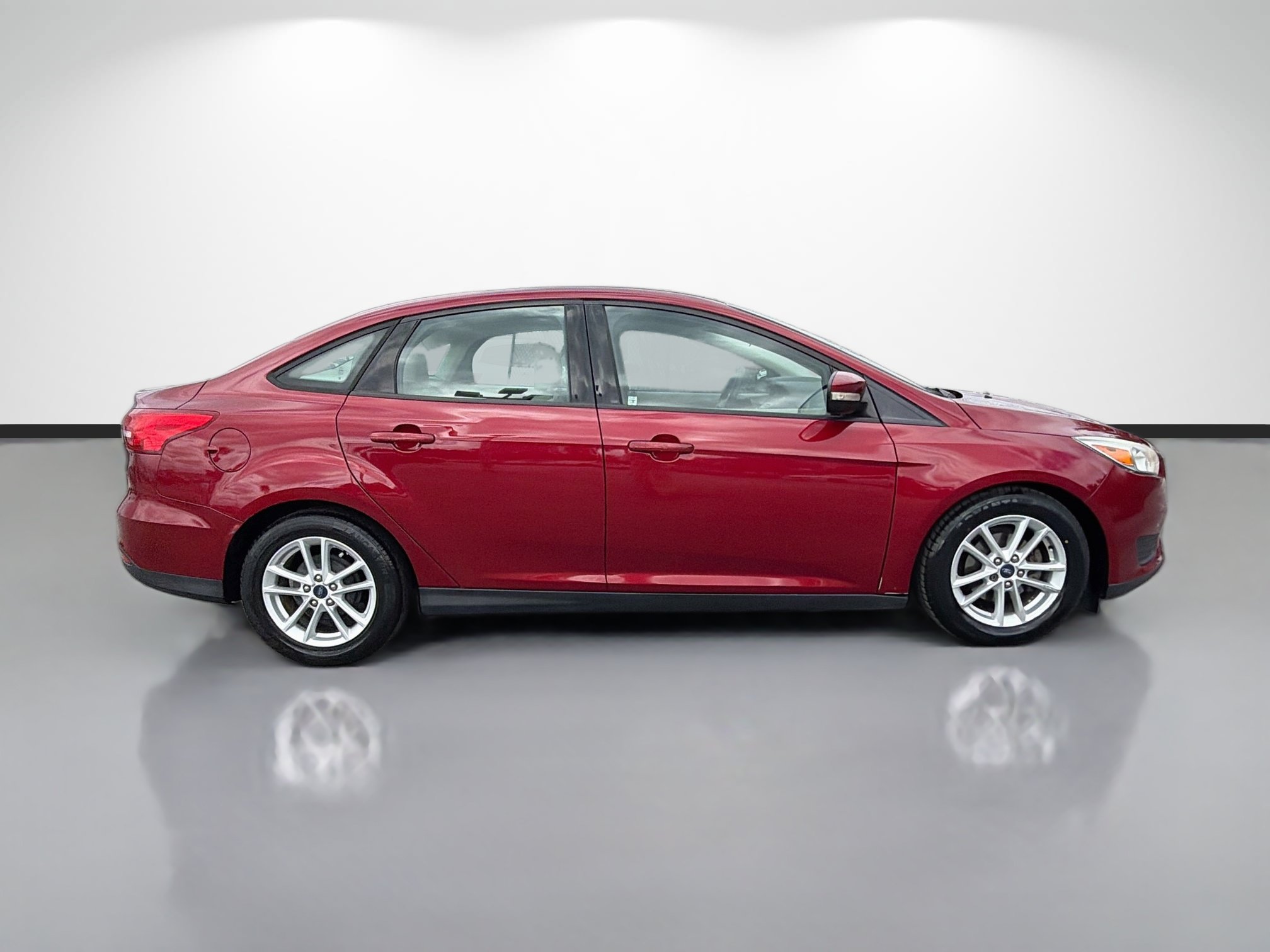 Used 2016 Ford Focus SE FWD image 2