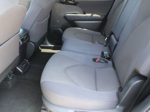 Used 2024 Toyota Highlander LE AWD/4WD image 36
