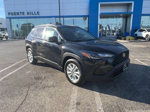 Used 2025 Toyota Corolla Cross LE image 2